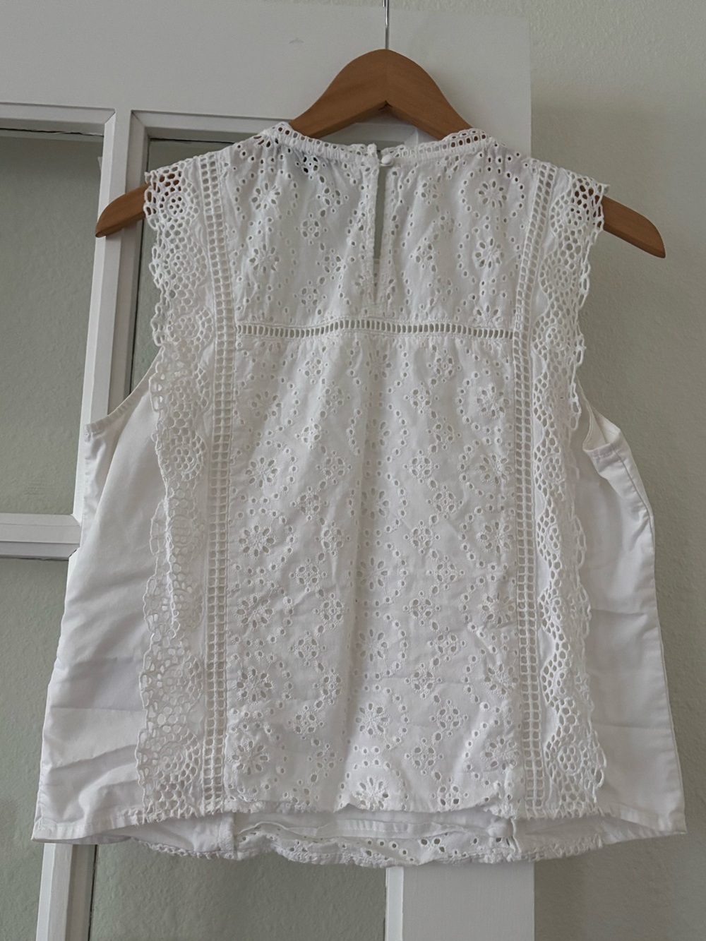 Banana Republic White Eyelet Lace-Trim Sleeveless Camisole - Picture 4 of 4